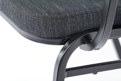 Ausgestattet sind die Stühle mit einem komfortablen Sitzkissen