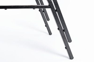 Schräg konstruierte Stuhlbeine bieten einen sicheren Stand