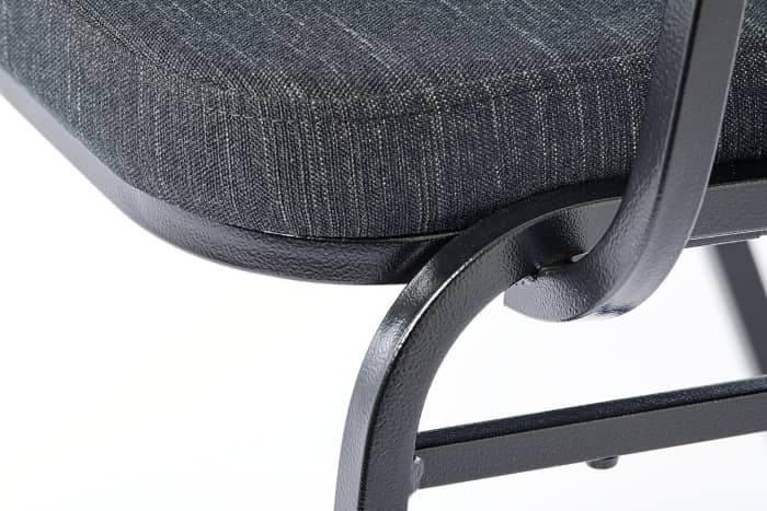 Ausgestattet sind die Stühle mit einem komfortablen Sitzkissen
