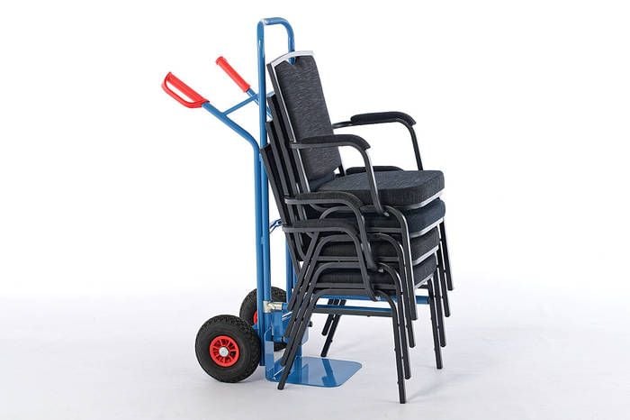 Die Trier AL Bankettstühle können schnell und einfach mit der Stuhltransportkarre bewegt werden