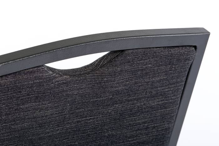 Eingelassene Handgriffe ermöglichen schnelles Anheben