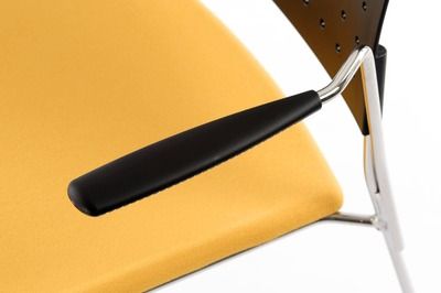 An den offenen Armlehnen können auch leichte Taschen gehangen werden