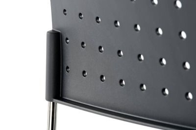 Gelochte Rückenlehne für ein ansprechendes Aussehen