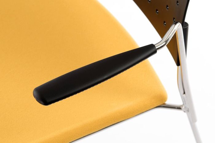 An den offenen Armlehnen können auch leichte Taschen gehangen werden