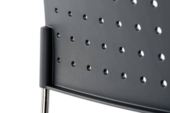 Gelochte Rückenlehne für ein ansprechendes Aussehen