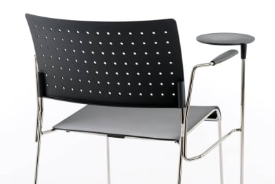 Die gelochte Rückenlehne bringt das lockere Design mit sich