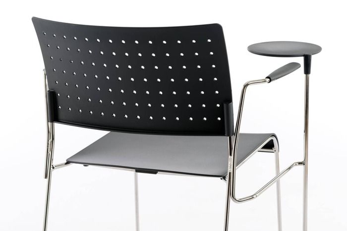 Die gelochte Rückenlehne bringt das lockere Design mit sich
