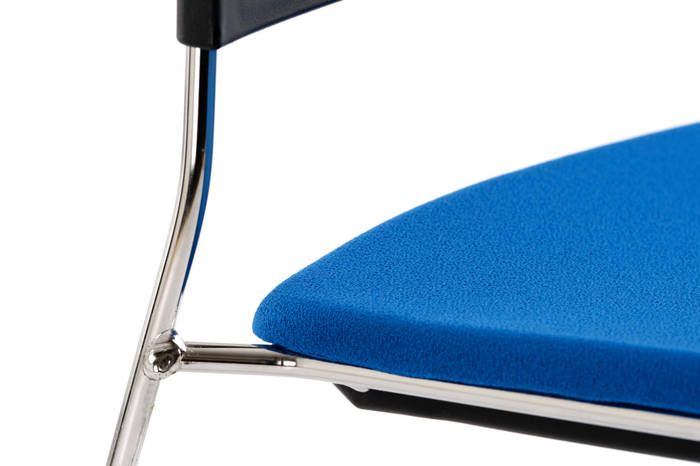 Das Sitzpolster des Kunststoffstuhls ist der Sitzfläche perfekt angepasst