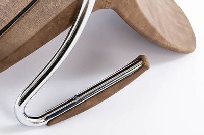 Die Armlehnen dieser Stühle unterstützen das Einnehmen von verschiedenen Sitzpositionen