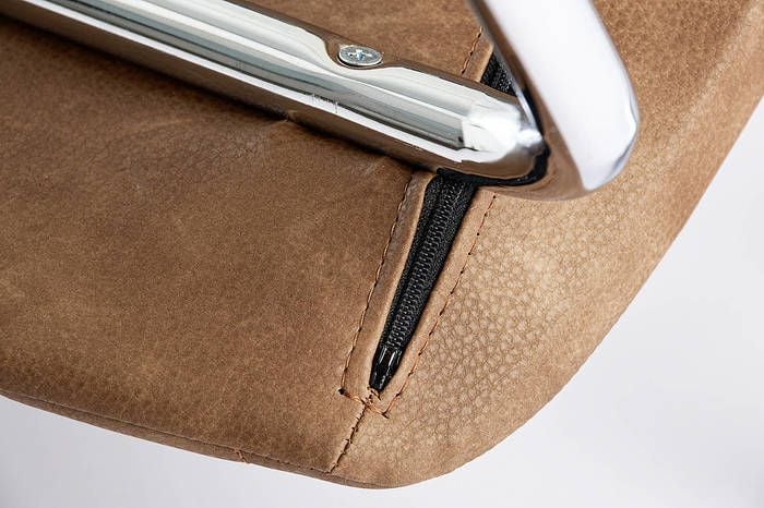 Das stabile Stuhlgestell ist zuverlässig und robust mit der Sitzschale verbunden
