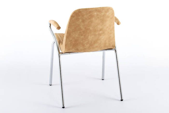 Die Rückseite dieser Stühle ist durch die komplett bezogene Sitzschale ansichtsgleich mit dem Rest des Stuhls