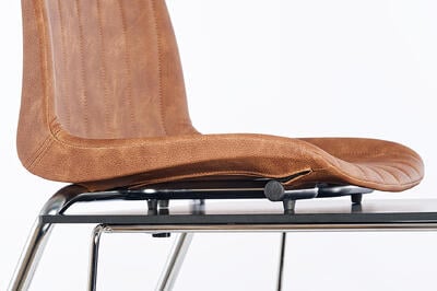Die Kunststoffstopfen unter der Sitzfläche schützen Ihre Tische vor Kratzern