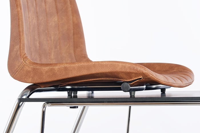 Die Kunststoffstopfen unter der Sitzfläche schützen Ihre Tische vor Kratzern