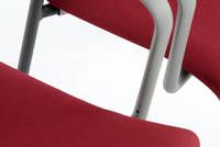 Stuhlverbinder können bei Nichtgebrauch unter dem  Stuhl geklappt werden