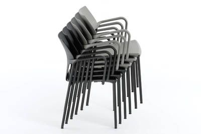 Die Stühle fassen gestapelt ineinander
