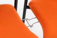 Optional integrierte Stuhlverbinder für schnelle Stuhlreihen