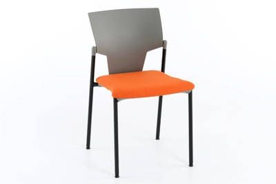 Stühle aus Kunststoff mit Sitzpolster