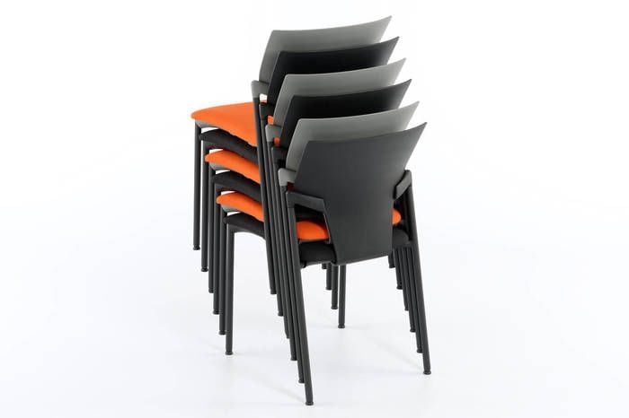 Gestapelt können die Stühle auf kleinem Raum  gelagert werden