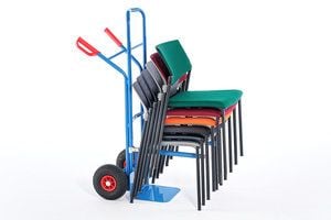 Mit der Stuhlkarre können die Stühle schnell zu transportieren Mit der Stuhlkarre können die Stühle schnell zu transportieren