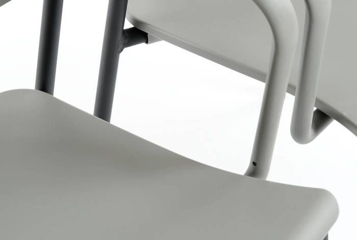 Die Stuhlverbinder können bei Nichtgebrauch einfach unter die Sitzschale geklappt werden