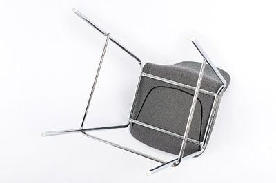 Stuhlgestell und Sitzschale sind fest miteinander verbunden