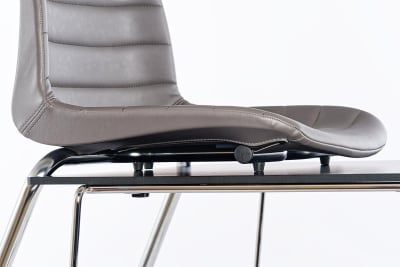 Die Kunststoffstopfen unter der Sitzfläche schützen Ihre Tische vor Kratzern
