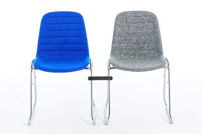 Der Kufenstuhl Venedig KU kann auch mit dem seperat erhältlichen Verbinder als feste Stuhlreihe gestellt werden