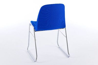 Die Kufen der Stühle verleihen diesem Modell einen dynamischen Stil