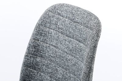 Die Sitzschale der Kufenstühle ist passgenau gepolstert und mit einem hochwertigem Material bezogen 
