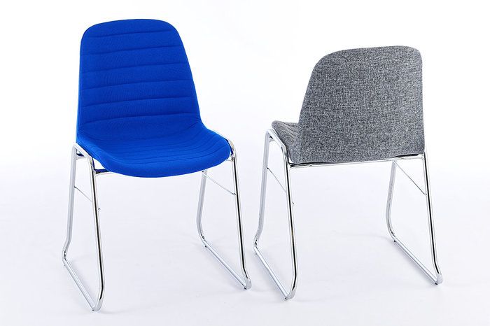 In verschiedenen Farben und Materialien tragen diese Stühle zu einem abwechslungsreichen Gesamtbild bei