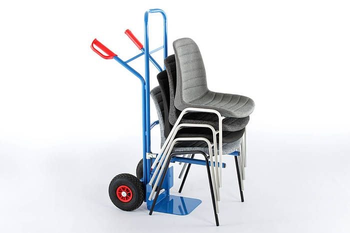Zum gesundsheitsschonenden Verräumen der Stühle unterstützt Sie gerne unsere passende Stuhlkarre