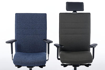 Die Armlehnen lassen sich nach innen und außen verstellen