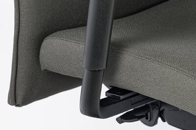 Die Sitzfläche lässt sich nach unten neigen