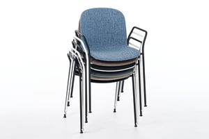 Der Adria AL ist trotz seiner Armlehnen stapelbar