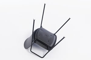 Der Stuhl hat von unten ein stabiles Design