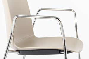 Die Armlehnen sind unauffällig aber robust