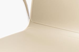 Die Sitzfläche und Rückenlehne sind leicht vom Stuhl abgehoben