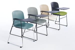 An alle Kufenstühle lässt sich das Schreibtablar anbringen