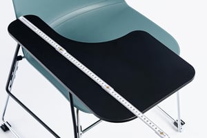 Das Schreibtablar ist 52 Zentimeter lang