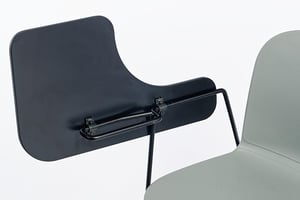 Das Schreibtablar ist klappbar