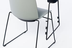 Das Schreibtablar kann mit wenigen Griffen angebracht und abmontiert werden