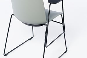 Die Tablare können fest am Gestell eingehakt werden