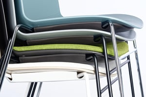 Gestapelt werden die Polster durch Abdeckungen der Gestellunterseiten geschützt