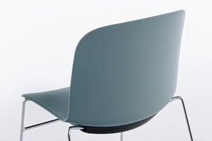 Der Kunststoffschalenstuhl ist pflegeleicht