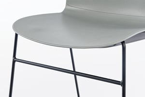 Die Querstrebe gibt dem Stuhl mehr Stabilität