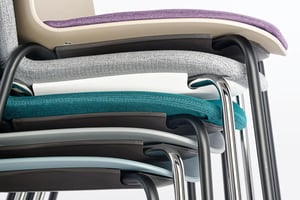 Die Stühle können eng aufeinander gestapelt werden