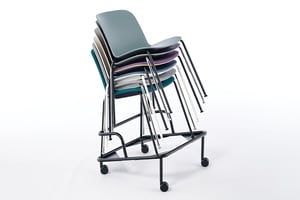 Mit dem praktischen Transportwagen kann der Stuhl leicht verschoben werden