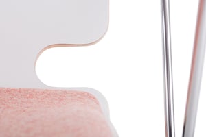 Die Auskerbung in der Rückenlehne erzeugt ein einzigartiges Aussehen der Alabama Stühle