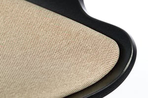 Die bequeme Sitzfläche hat eine leichte Biegung