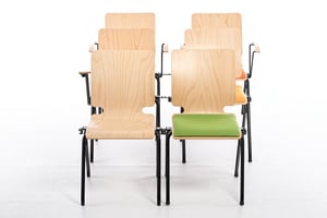 Die fest integrierten Stuhlverbinder sind in 3 Positionen verstellbar